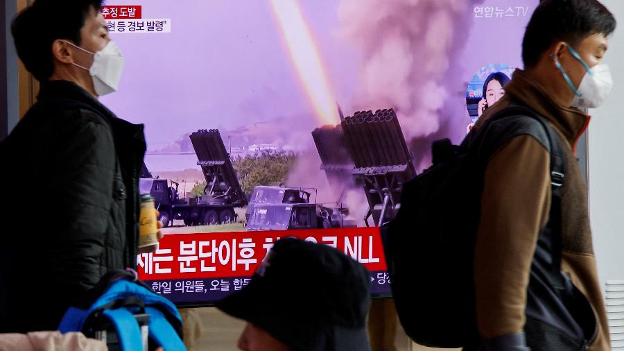 02.out.2022 - TV transmite reportagem sobre a Coreia do Norte disparando míssil balístico em sua costa leste - REUTERS/ Heo Ran