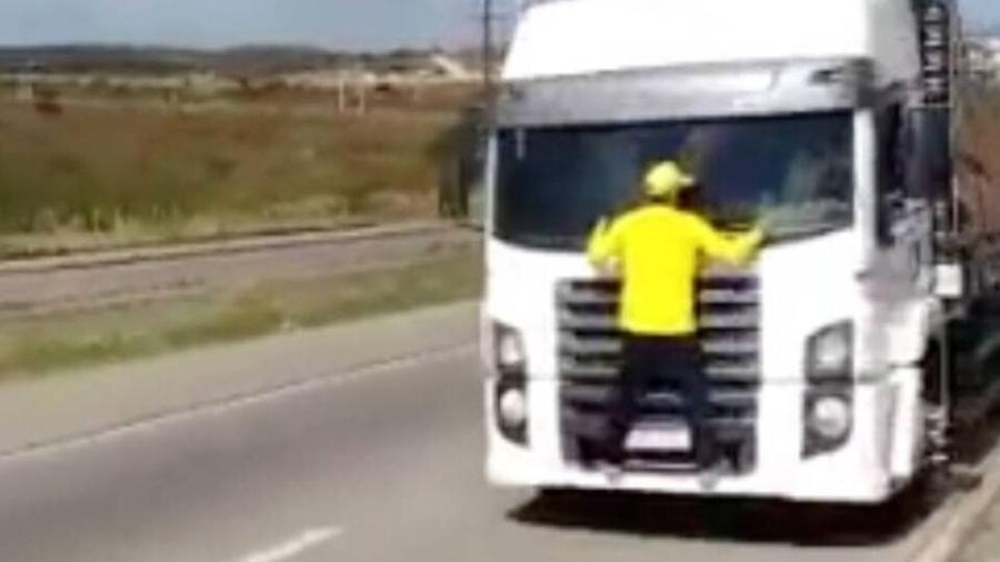 Manifestante de verde e amarelo andou preso a capô de caminhão e viralizou nas redes sociais - Reprodução/Twitter