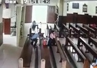 Vídeo: Homem furta bolsa de mulher que rezava em igreja em MG - Reprodução de vídeo