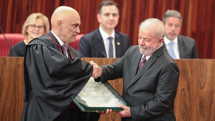 Moraes e Lula durante a cerimônia de diplomação do presidente eleito