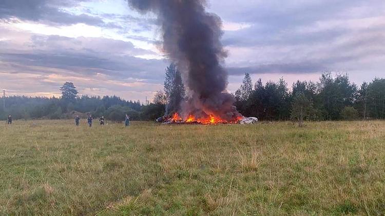 Fotografia postada em um canal Telegram vinculado ao grupo mercenário Wagner mostra os destroços de um avião em chamas na região de Tver. Yevgeny Prigozhin, estava na lista de passageiros, disseram agências russas