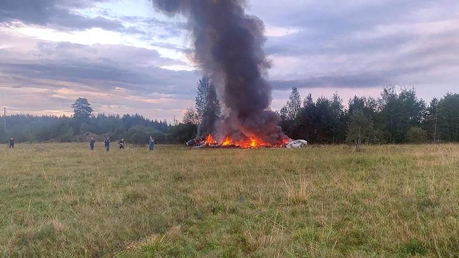 Fotografia postada em um canal Telegram vinculado ao grupo mercenário Wagner mostra os destroços de um avião em chamas na região de Tver. Yevgeny Prigozhin, estava na lista de passageiros, disseram agências russas