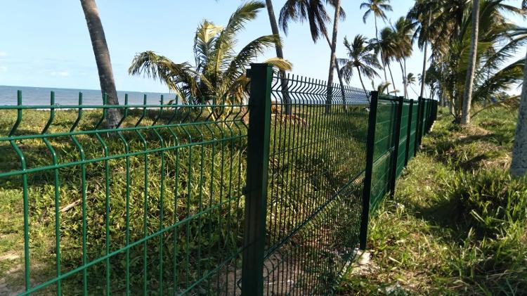 Grade de 1,8 metro veda entrada à praia do Salgado 