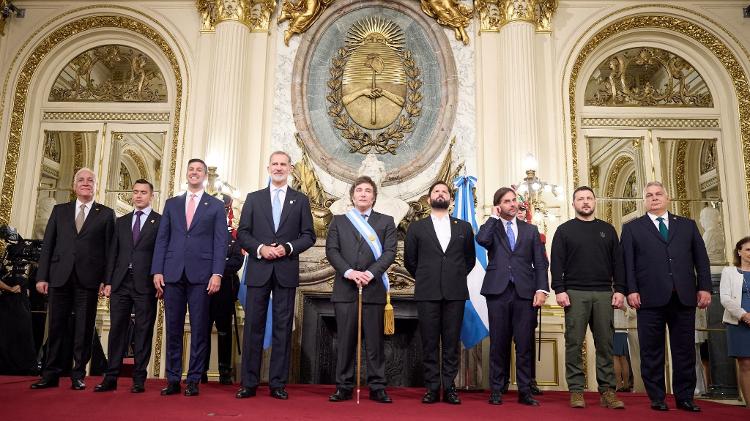 Foto de Javier Milei (centro), presidente da Argentina, com outros chefes de Estado