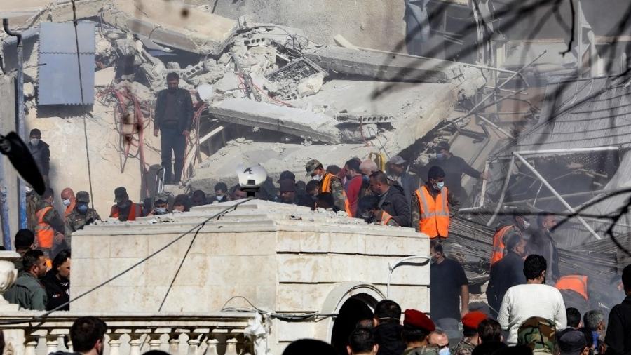 Prédio em Damasco foi destruído após bombardeio neste sábado (20)