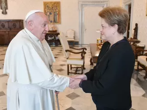 Papa Francisco recebe Dilma Rousseff no Vaticano; veja vídeo