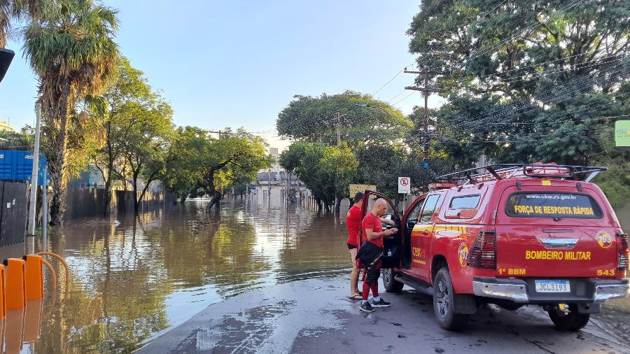 Após desligamento de casa de bombas, água avançou por bairros de Porto Alegre, como na Cidade Baixa - Hygino Vasconcellos/Colaboração para o UOL