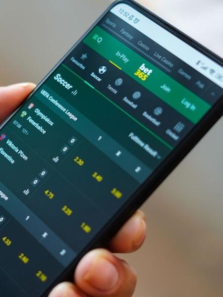 Tela de celular mostra app de apostas esportivas Bet365