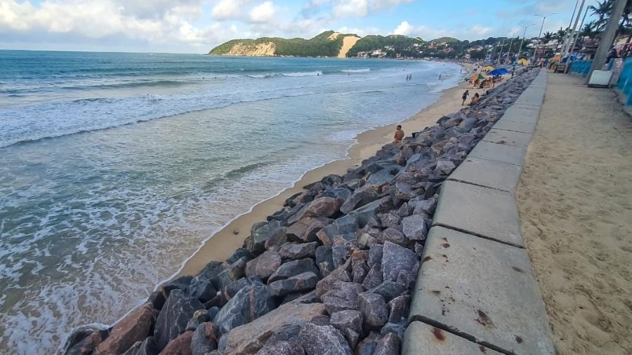 Praia de Ponta Negra sofre com o avanço do mar