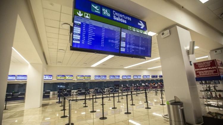 Aeroporto totalmente vazio em Mérida, no México, antes da chegada do furacão Milton