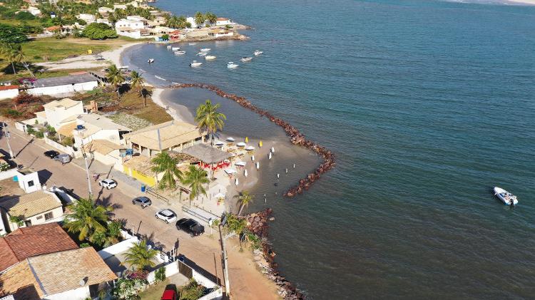 Área da praia do Saco, em Estância (SE), protegida por pedras