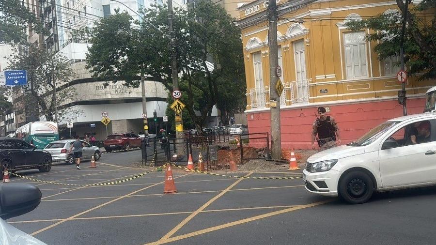 Funcionários faziam a manutenção da rede pluvial quando atingiram um cabo de alta tensão