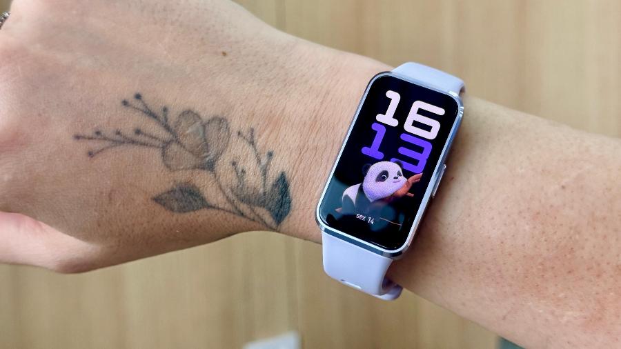 Huawei Band 10 na cor roxa Huawei Band 10 na cor roxa