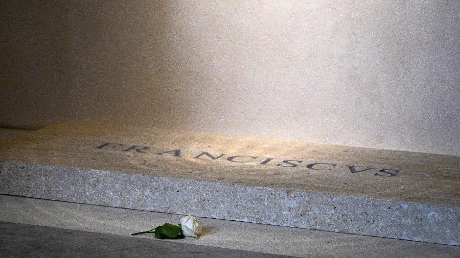 Túmulo do Papa Francisco recebe a visita de fiéis - Tiziana FABI / AFP