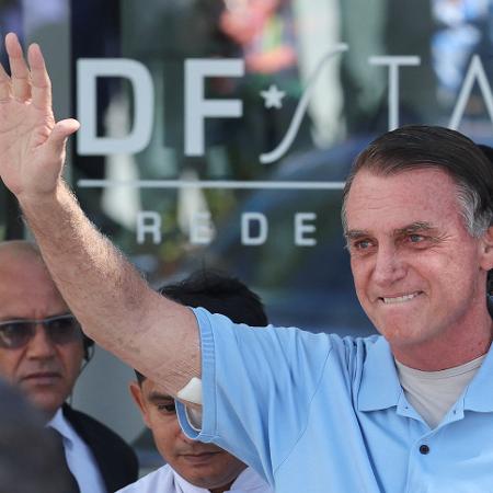 Jair Bolsonaro acena para apoiadores ao deixar o hospital onde passou por cirurgia Jair Bolsonaro acena para apoiadores ao deixar o hospital onde passou por cirurgia