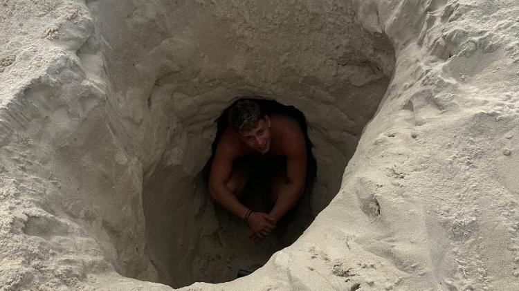 Turista inglês ficou preso em buraco na praia de Copacabana