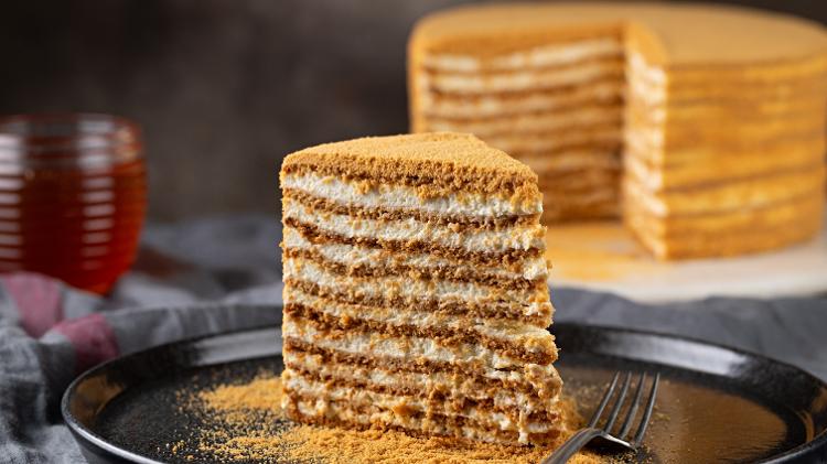 O bolo Medovik também é conhecido como bolo de mel russo