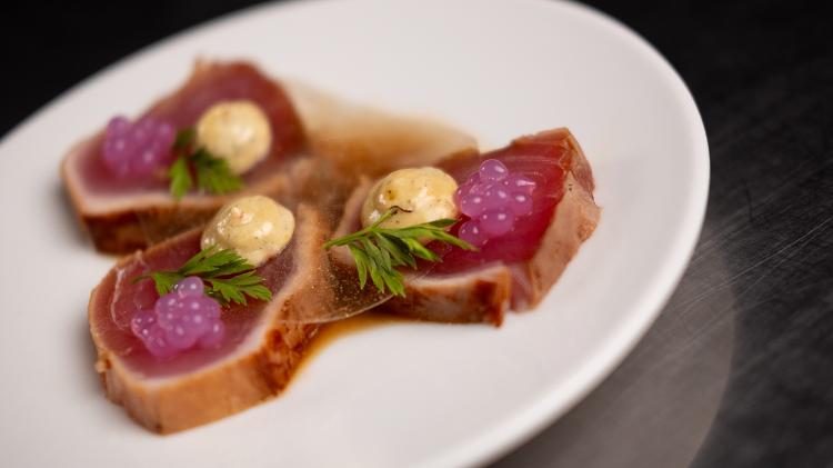 “Atum Encantado”, prato do O Alaric, tem pérolas de cebola e macarrão transparente “Atum Encantado”, prato do O Alaric, tem pérolas de cebola e macarrão transparente