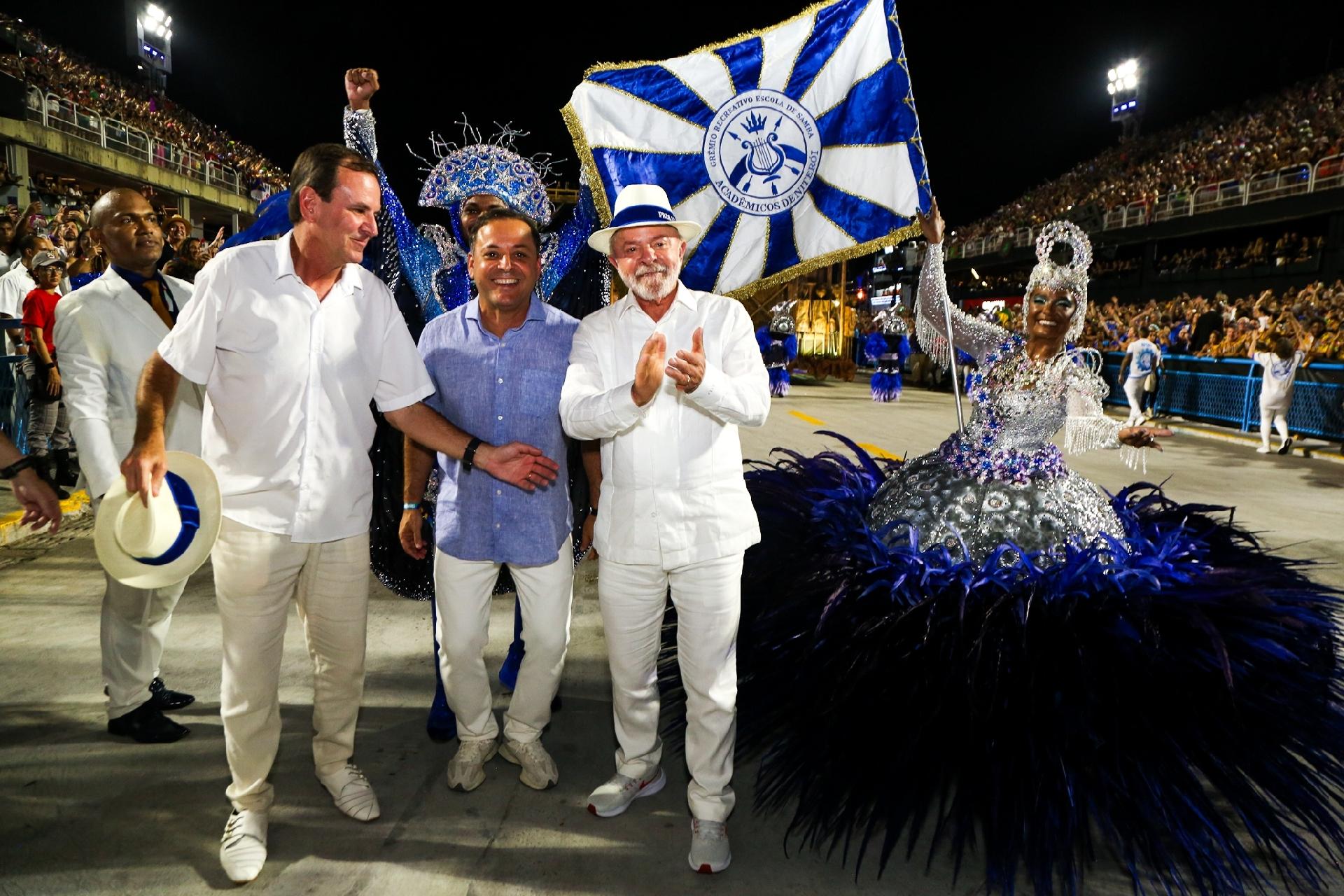 Lula com a porta-bandeira da Acadêmicos de Niterói na Sapucaí - undefined