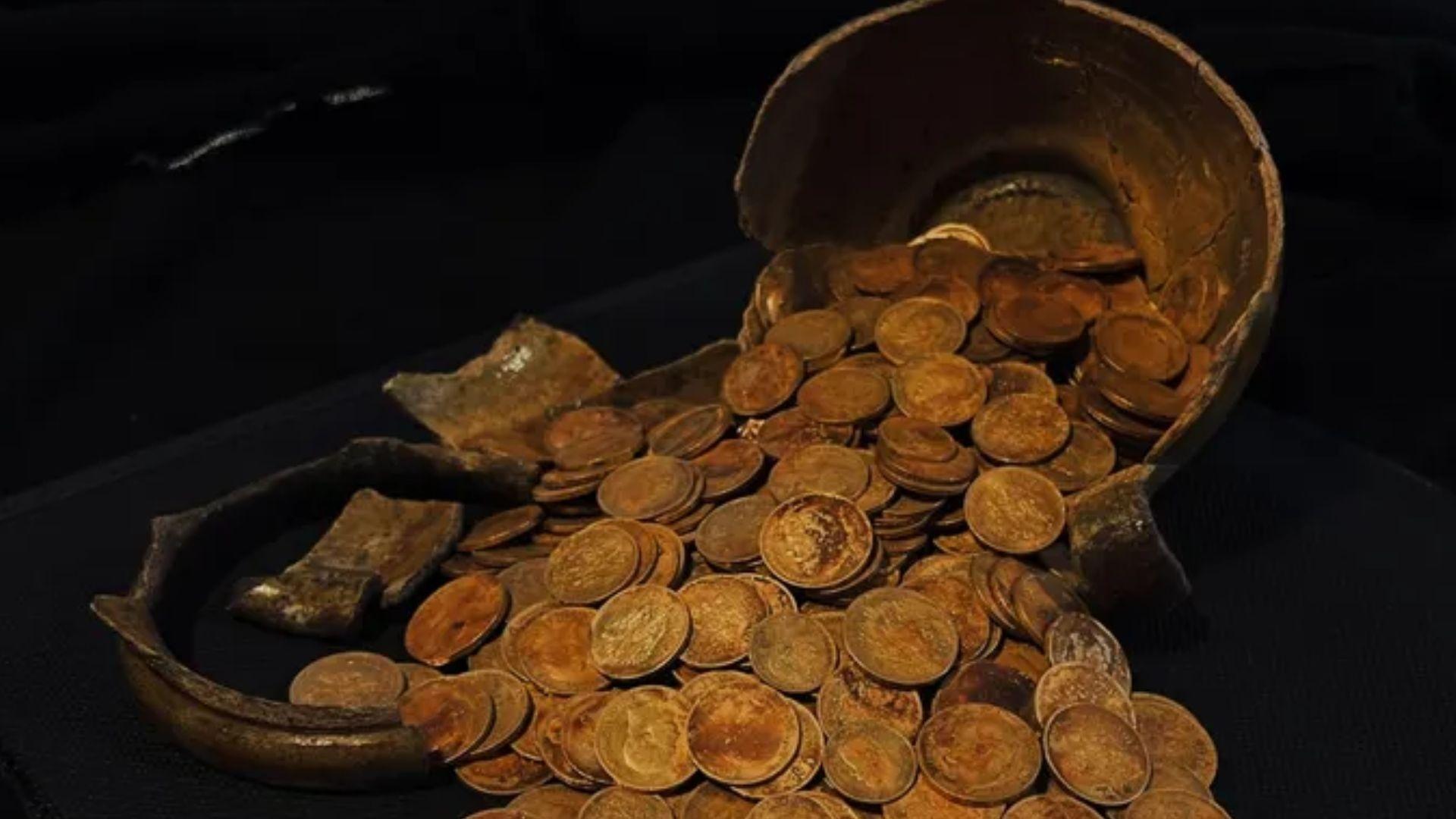 O tesouro de Torzhok consiste em 409 moedas imperiais russas que foram escondidas em uma caneca de barro sob o piso de uma casa - undefined