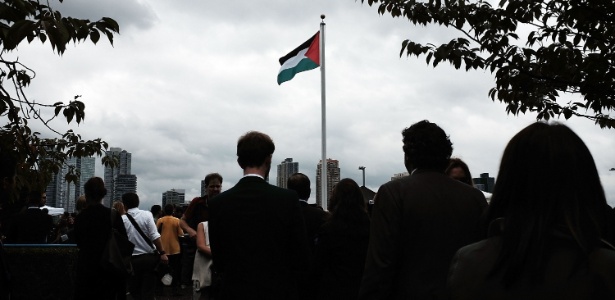Bandeira palestina é hasteada pela primeira vez na sede da ONU, em Nova York (EUA)