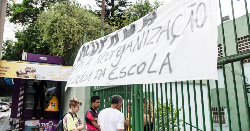3.dez.2015 - Estudantes ocuparam na manhã desta quinta-feira a diretoria de ensino de Santo André, na Grande São Paulo. Ontem, manifestantes ocuparam a diretoria de ensino de Sorocaba em protesto contra a reorganização escolar