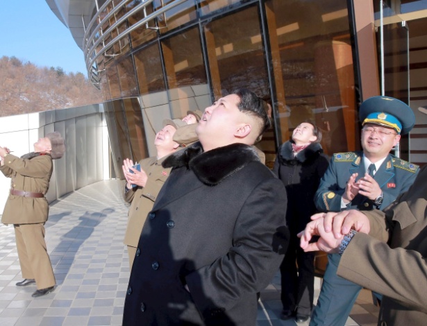 7.fev.2016 - Líder norte-coreano Kim Jong-un observa foguete lançado de base no nordeste da Coreia do Norte. Pyongyang afirma que o lançamento foi feito para colocar em órbita o satélite de observação da Terra Kwangmyong 4, enquanto autoridades internacionais e a ONU acusam o país de disfarçar o teste de um foguete balístico com capacidade de atingir os EUA
