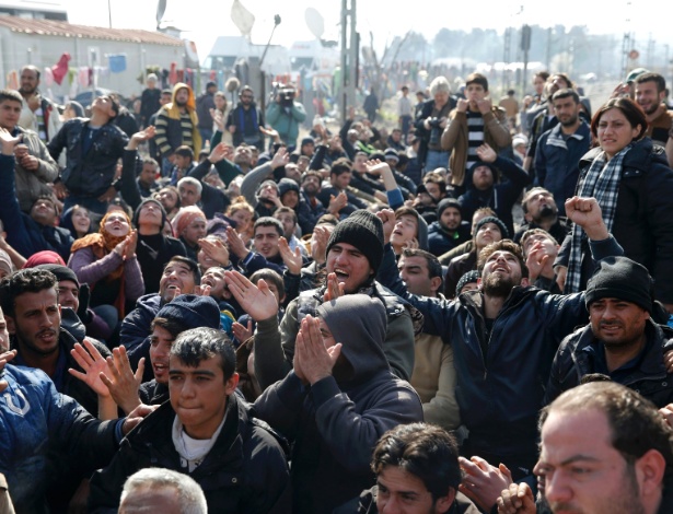3.mar.2016 - Refugiados bloqueiam linha férrea na fronteira entre Grécia e Macedônia, em protesto contra o fechamento da fronteira pelas autoridades macedônias - Marko Djurica/Reuters