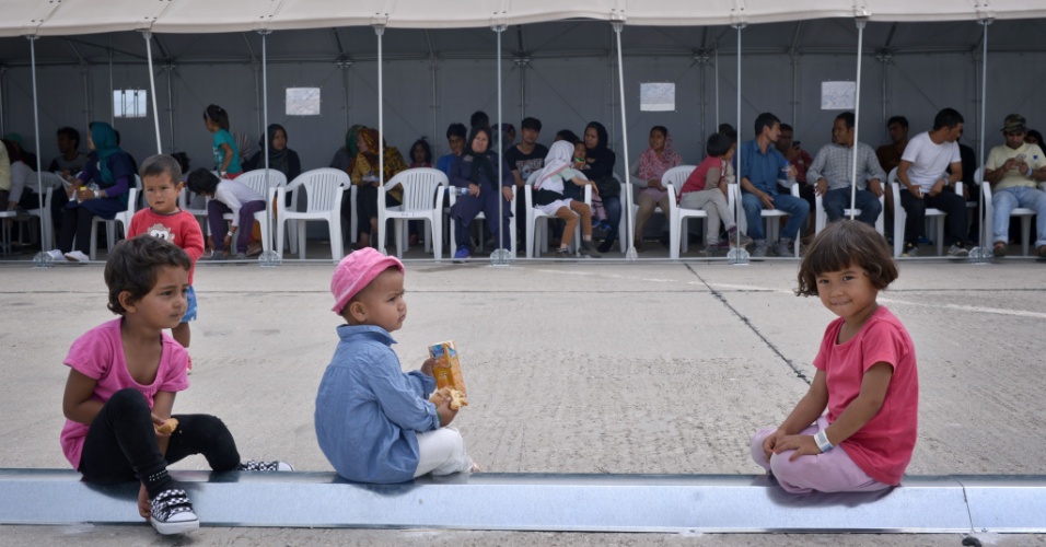 13.jun.2016 - Crianças refugiadas em local de registro de imigrantes no campo de Helliniko, na Grécia