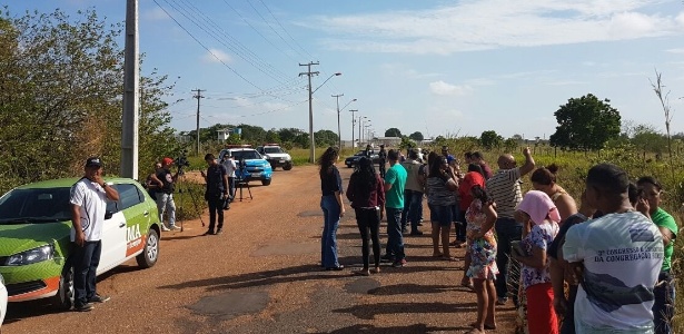 Familiares de presos aguardam informações do lado de fora da PAMC (Penitenciária Agrícola de Monte Cristo)  - Anderson Soares/Roraima em Tempo