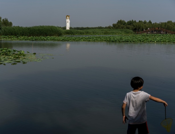 Estátua da deusa da misericórdia no lago principal de Baiyangdian, dentro da área de Xiongan, na China - Sim Chi Yin/The New York Times