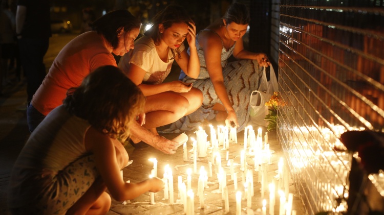 20.out.2017 - Vigília é realizada na porta da escola particular Colégio Goyases, localizada na Rua Planalto, no Conjunto Riviera, em Goiânia (GO), onde dois estudantes foram mortos e outros quatro ficaram feridos em um atentado a tiros, no final da manhã desta sexta-feira, 20. O tenente-coronel Marcelo Granja, assessor de comunicação da Polícia Militar de Goiás (PM-GO), confirmou que o autor dos disparos, um adolescente de 14 anos, é filho de um Policial Militar. A arma usada, segundo Granja, é da Polícia Militar - DIDA SAMPAIO/ESTADÃO CONTEÚDO - DIDA SAMPAIO/ESTADÃO CONTEÚDO
