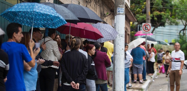 13.fev.2018 - Pessoas enfrentam chuva em fila para vacinação na zona leste de São Paulo - Bruno Rocha/FotoArena/Estadão Conteúddo