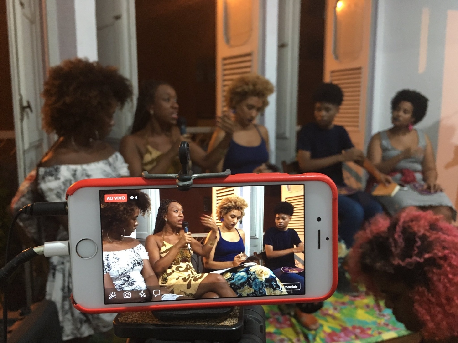 14.mar.2018 - Horas antes de ser assassinada, a vereadora Marielle Franco (PSOL-RJ) (centro) participou de uma roda de conversa com jovens negras na Lapa, centro do Rio. Ela saia desse evento quando foi morta a tiros no bairro do Estácio - Reprodução/Twitter/@mariellefranco