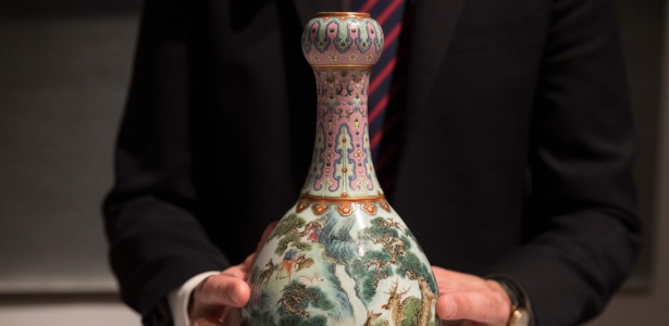 Vaso chinês de porcelana do século 18 criado para o imperador Qianlong - Thomas Samson/AFP