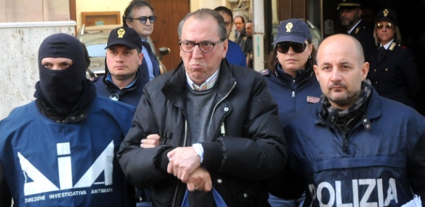 19.abril.2018 - Rosario Allegra deixa sede da polícia em Palermo; autoridades prenderam principais ajudantes do líder da Cosa Nostra - Alessandro Fucarini/AFP