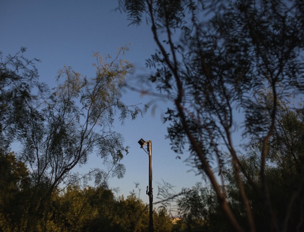 Sensor instalado em uma propriedade perto da fronteira com o México, em Del Rio, no Texas - Tamir Kalifa/The New York Times