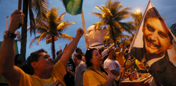 Apoiadores de Jair Bolsonaro se manifestam no Rio de Janeiro em frente à sua casa