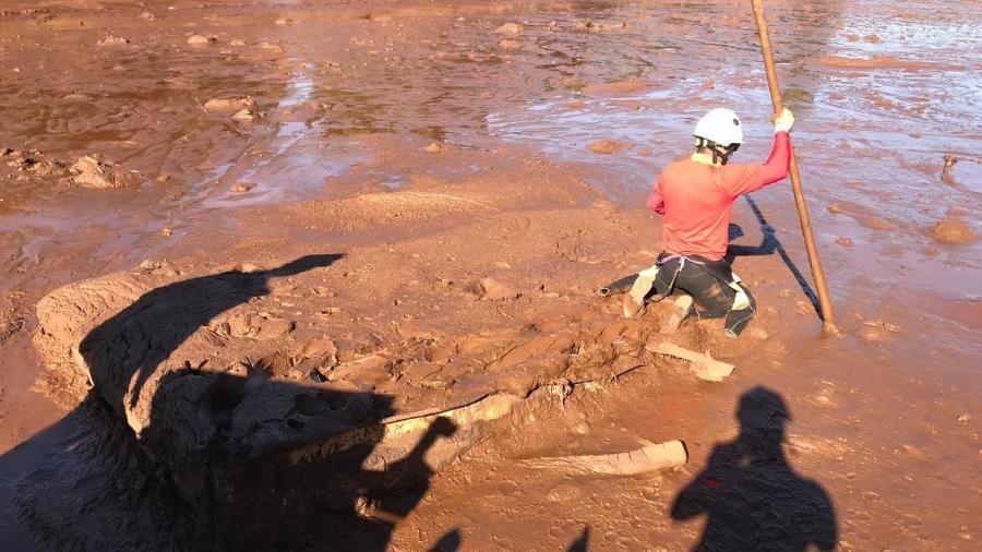 Bombeiros se arrastam na lama em busca de vítimas da tragédia em Brumadinho (MG) - Divulgação