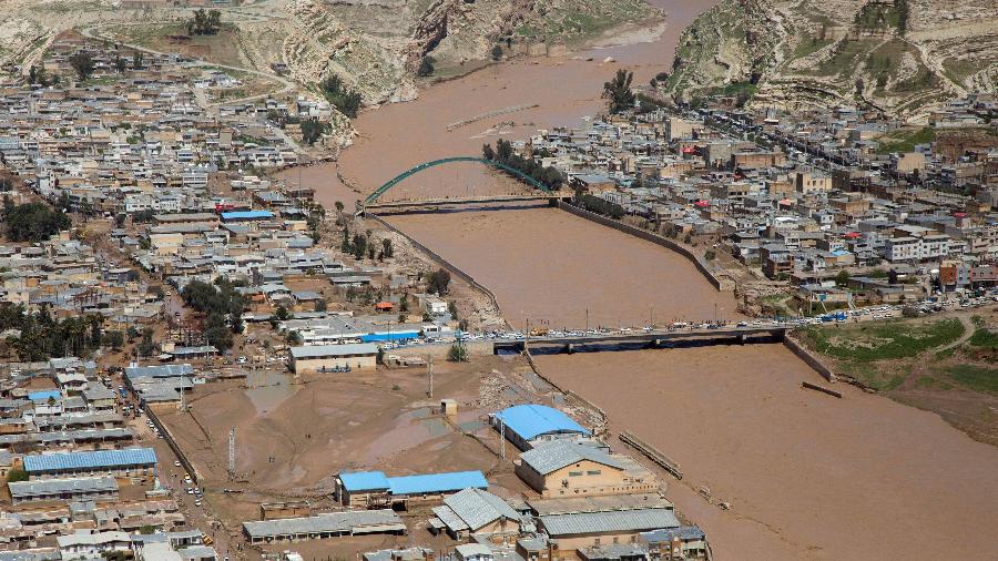 2.abr.2019 - Vista da cidade de Pol-e Dokhtar inundada devido às fortes chuvas que atingem o Irã - Aziz Babanejad /Tasnim News/AFP