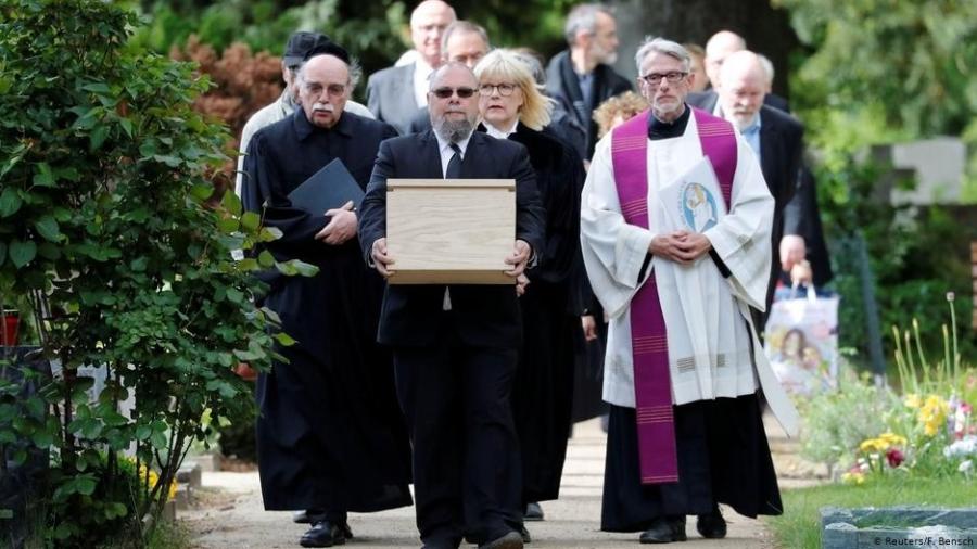 Cerca de 300 amostras descobertas recentemente de tecidos de dissidentes mortos em prisão nazista foram sepultadas. - Reuters/F. Bensch