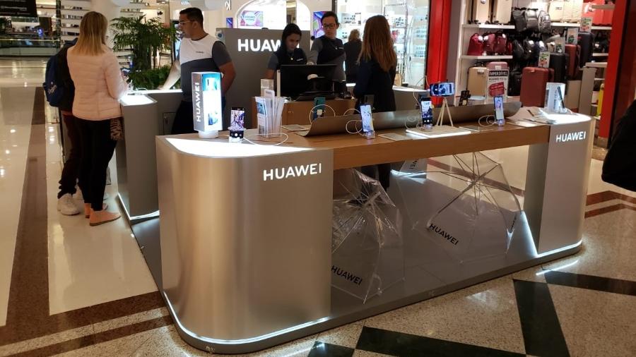 Quiosque da Huawei no Morumbi Shopping, em São Paulo, teve pouco movimento na tarde de domingo - Rodrigo Trindade/UOL