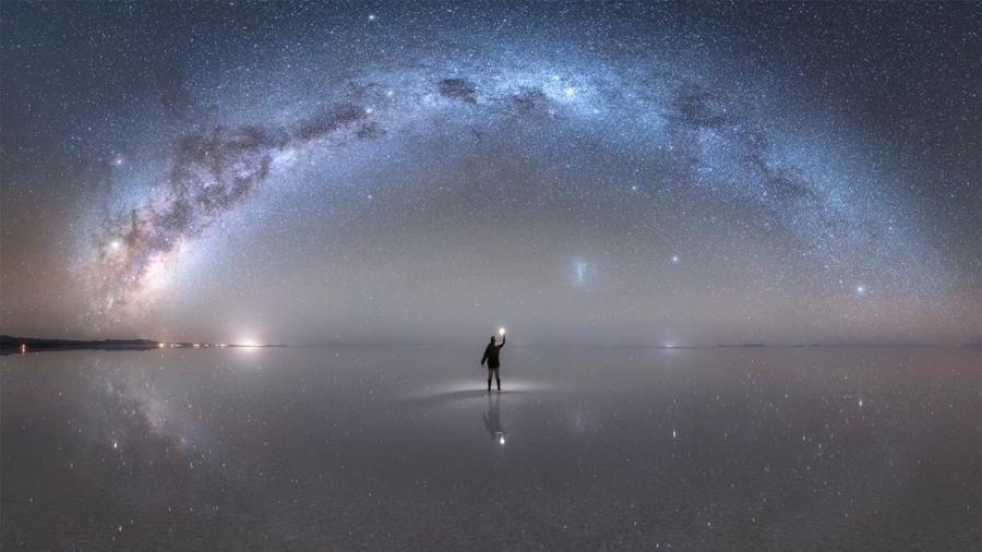 A Nasa elegeu como "foto astronômica do dia", em 22 de outubro, esta imagem da Via Láctea capturada por Jheison Huerta no Salar de Uyuni, na Bolívia - Jheison Huerta