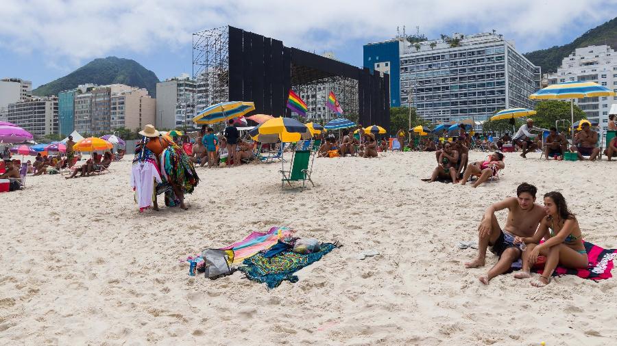 Praia de Copacabana, na zona sul do Rio, espera 2,8 milhões de pessoas para a festa de réveillon. Ao fundo, a montagem do palco - Daniel Resende/Futura Press/Estadão Conteúdo