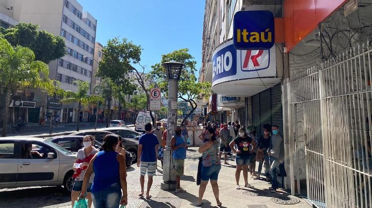 12.mai.2020 - Fila de banco no Méier, na zona norte do Rio - Caio Blois/UOL - Caio Blois/UOL