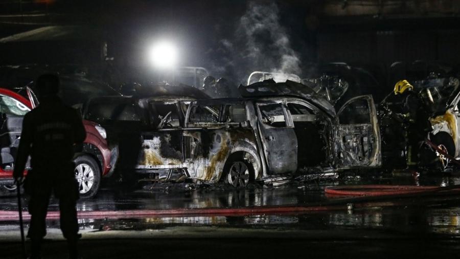 Manifestantes queimaram carros em protesto que pedia a retirada antecipada dos fundos de pensão em Santiago - JAVIER TORRES/AFP