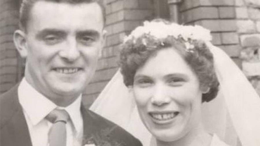 John e Mary Boxer no dia do casamento, em 23 de julho de 1960 - Elaine Boxer