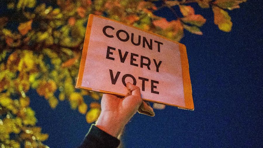 "Count every vote" (conte cada voto), pedem os democratas dos EUA. Americanos votaram como nunca e vão ditando a política mundial como sempre - Kerem Yucel / AFP