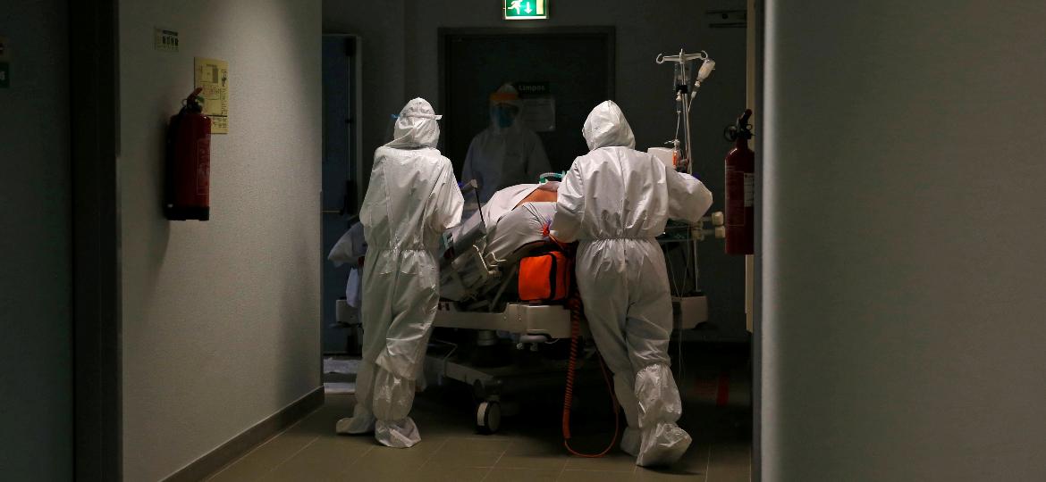 27.jan.2021 - Paciente com covid-19 é levado para a UTI do Hospital Cascais, em Portugal - Pedro Nunes/Reuters