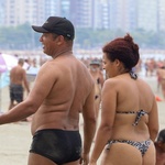 Nem a pandemia do novo coronavrus conseguiu afastar os banhistas da praia do Gonzaga, em Santos (SP), neste domingo (31) - Fernanda Luz/UOL